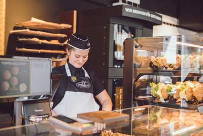 Mitarbeiterin der Filiale