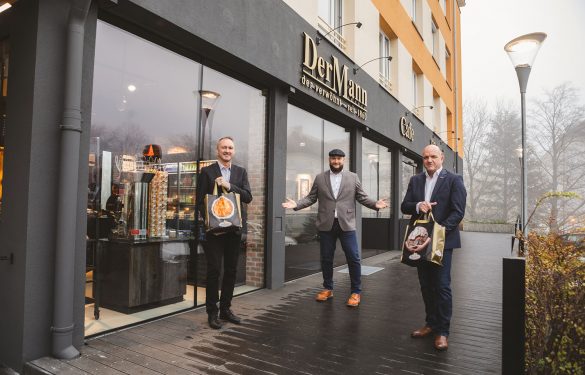 v.l.n.r. DI Christoph Prinz (Bürgermeister Bad Vöslau), Bäckermeister Michael Mann, Präsident Markus Wieser (Arbeiterkammer Niederösterreich)